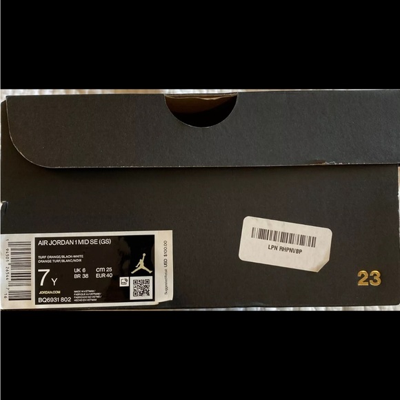 Nike Air Jordan 1 Mid SE (GS) BQ6931802 Size 7y - Very Light Use - Picture 9 of 9